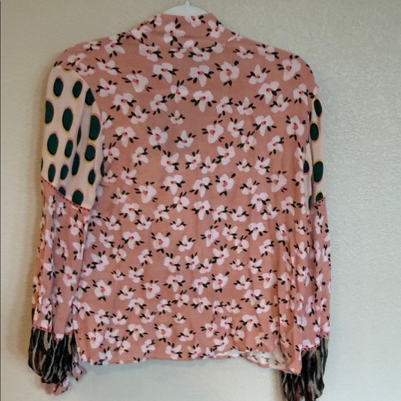 Pebbled Pink Floral Tie-Neck Blouse with Contrast Sleeve Detail - Picture 4 of 4